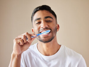 homem escovando os dentes